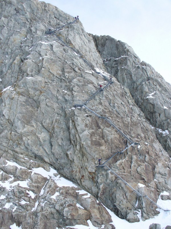 Escaliers de Konkordiahütten : Voici le résultat de la fonte du glacier depuis 1877 ...
Carole en 1945 (avant dernière en partant du haut), Dorothée en 1957, Benja en 1965, et Rémy le plus en bas, ça devait être les années 80 ou 90..... Attention, ç