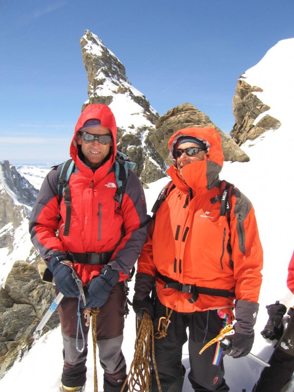 Tour de la Meije 2008 : Pierre et Edmond au sommet de la Meije Orientale, avec en arrière plan le doigt de Dieu.