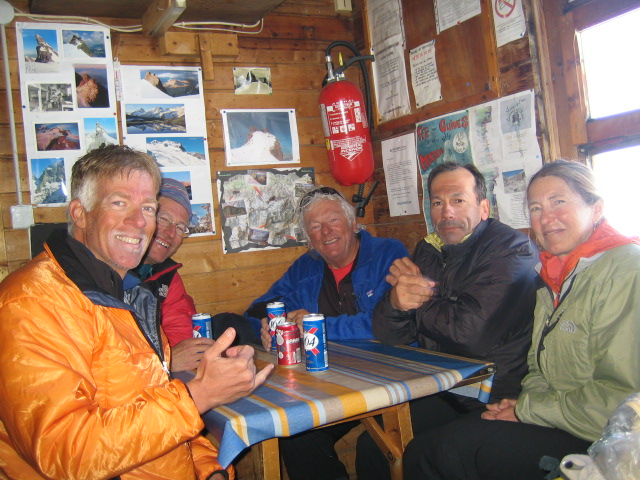 Tour de la Meije 2008 : Notre groupe se désaltère au refuge de l'Aigle.