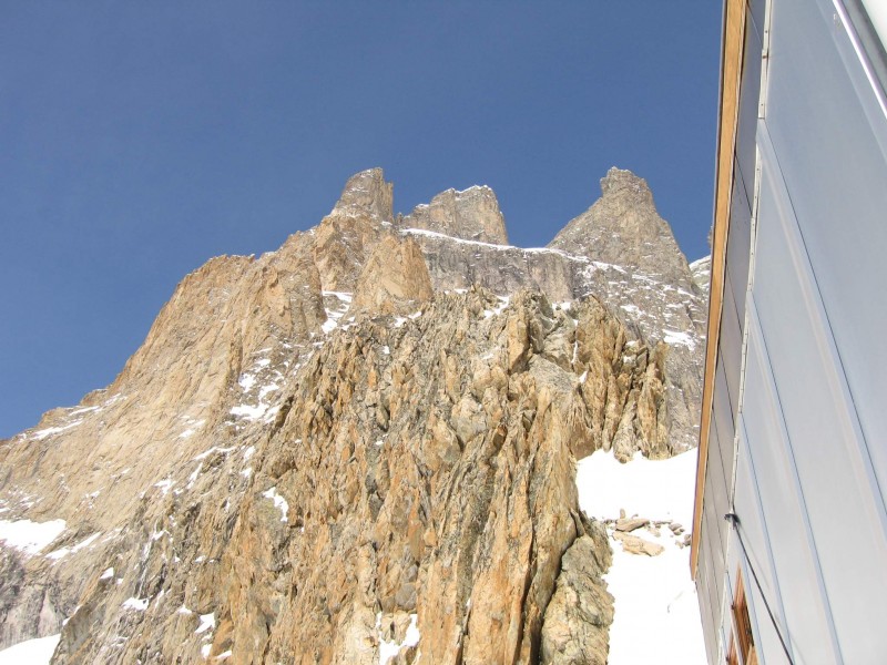 Tour de la Meije 2008 : On aperçois les arrêtes de la maije, et l'on devine le glacier carré vue du refuge du Promontoire
