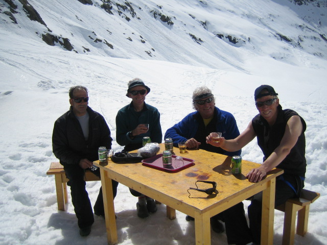 Tour de la Meije 2008 : On se désaltère sur la terrasse du refuge du Chatelleret.