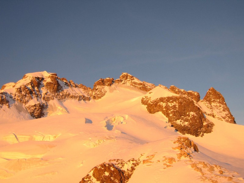 Tour de la Meije 2008 : Lever de soleil sur la Meije Orientale à gauche et le doigt de Dieu à droite.