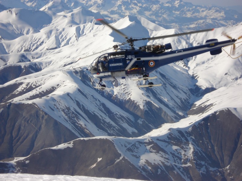 Tour de la Meije 2008 : l'hélico est venu déposer 2 alpinistes qui avaient fait la traversée de la Meije. Ils ont joués la prudence en appelant le PGHM car il y avait de gros risques de plaques.