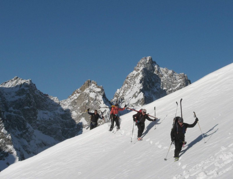 Tour de la Meije 2008 : la traversée pour rejoindre le glacier et le col du replat. En arrière plan le Plaret.