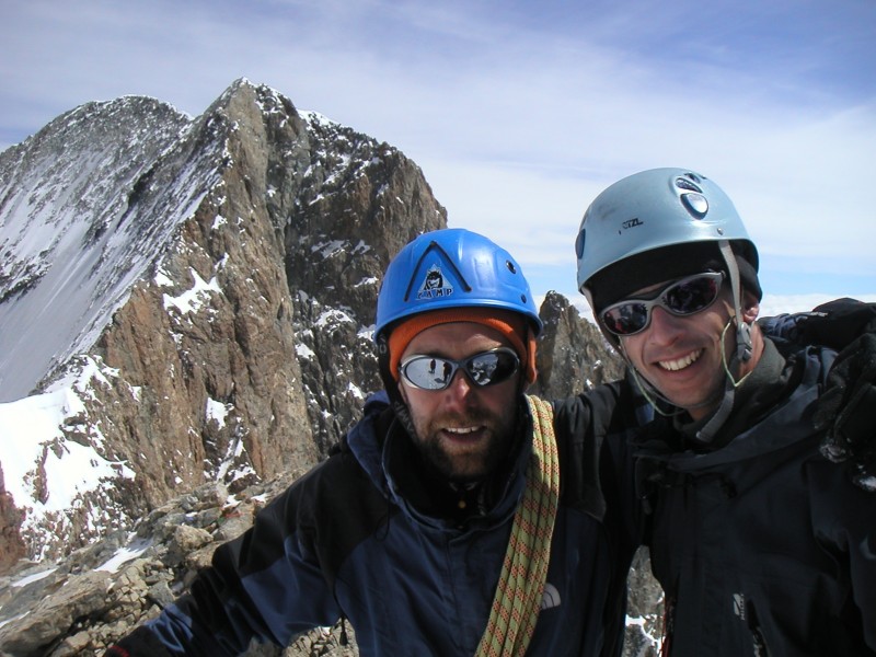 Sam et Nico au sommet du Dôme : Sam et Nico au sommet du Dôme des Ecrins et en arrière plan la barre des Ecrins