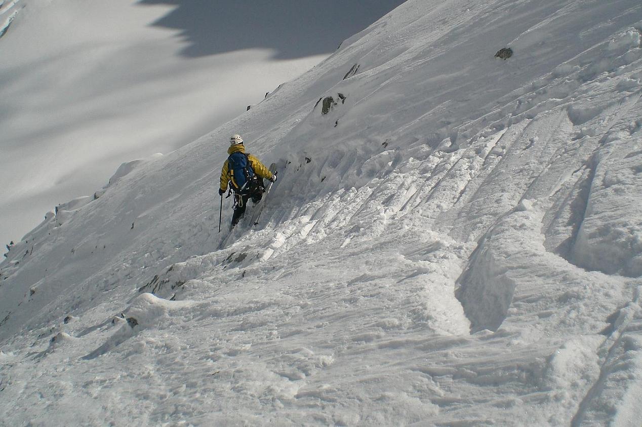 Encore un petit passage etroit : Léo avait des skis tous neuf !!