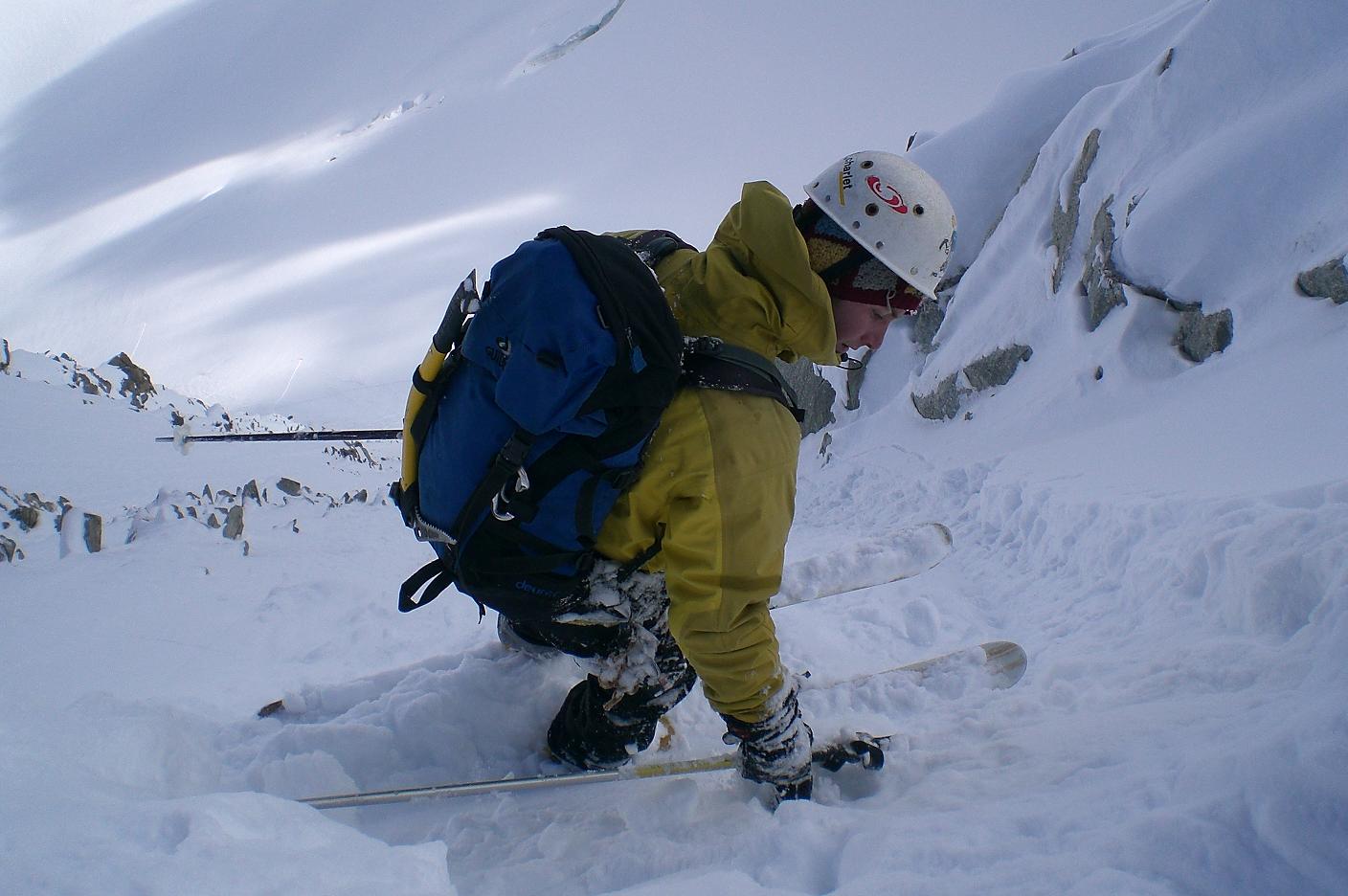 Léo attaque la descente : petite descente en derapge dans cette pente bien raide...
