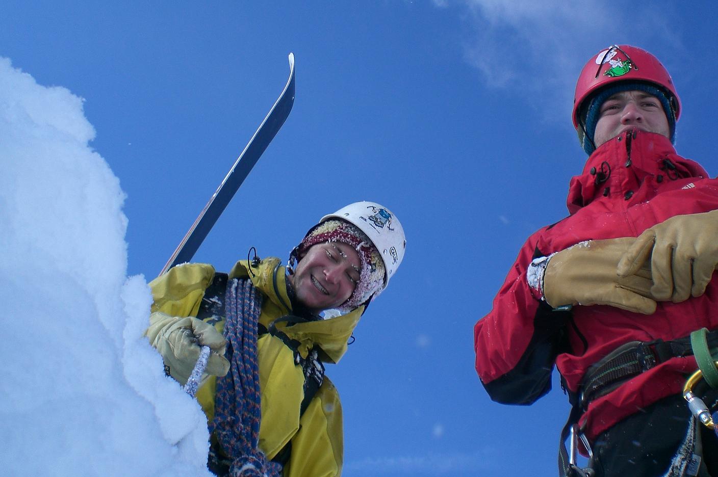 Léo et Symon : Juste avant de sortir j'ais pris mes deux potes en photos...Léo avait bien brasser de la neige, et symon avait froid au mains..