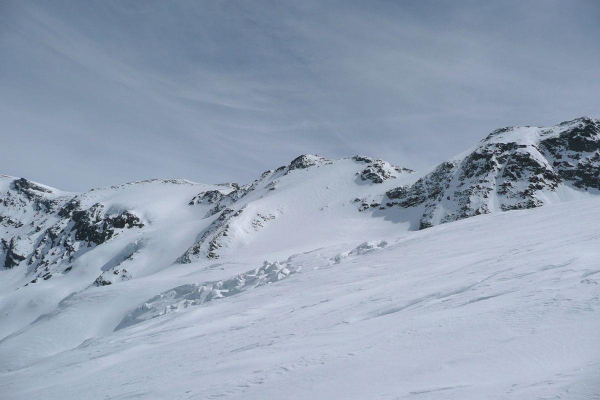 Col supérieur du Génépy : La pente s'adoucit, mais attention aux crevasses. Pour l'instant pas de problème sur l'itinéraire.