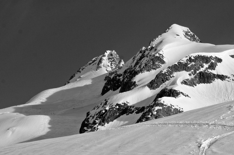 Mt Dolent couloir du sommet : Arrivée sous le sommet du Dolent : on distingue à l'ombre le couloir qui donne accès au sommet