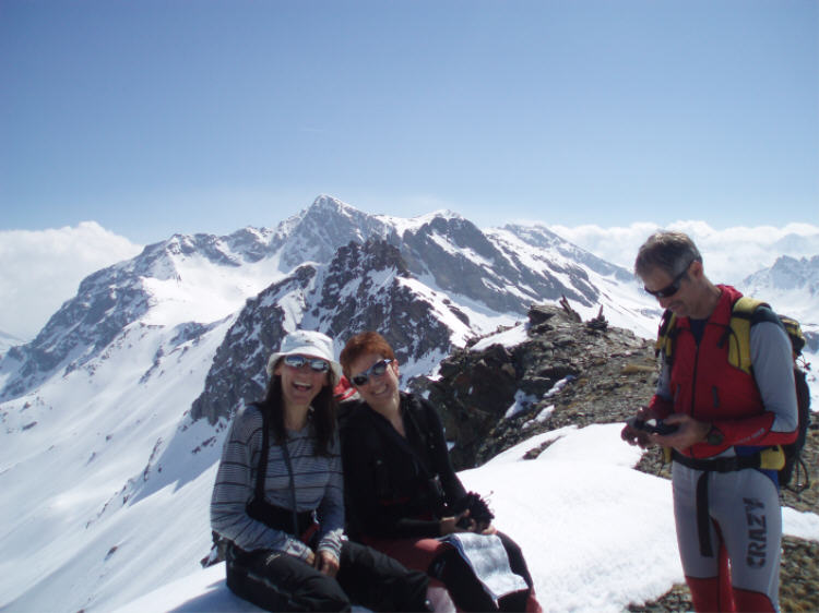 Pointe du Grand Soliet : Pose au sommet avant le pic-nic. En fond l'Archeboc