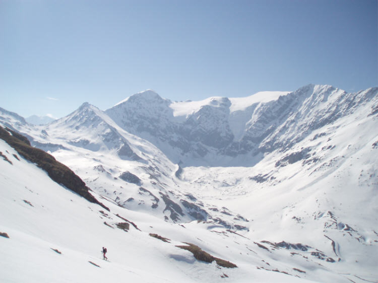 Pointe des Mines : Jolie vue sur Le col et la pointe des Mines ainsi que la Plates des Chamois
