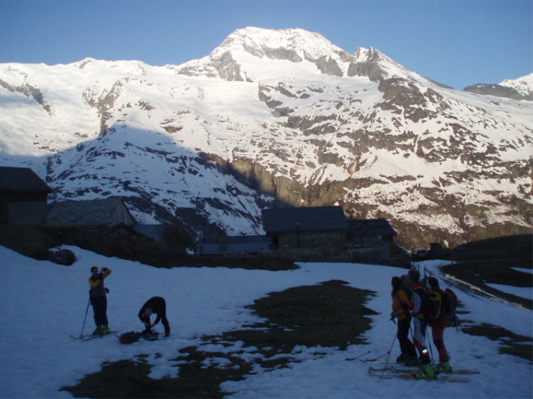 le Fenil : On chausse à coté de la voiture en face du Pourri et de la Sache déja au soleil...