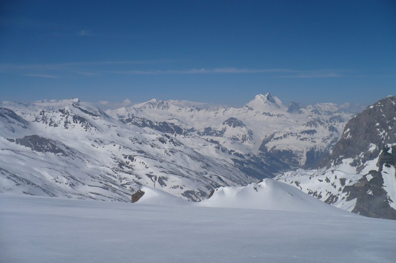 Vallée de Val d'Isère : Vue sur la vallée de Val d'Isère et le vallon du Prariond depuis le sommet.