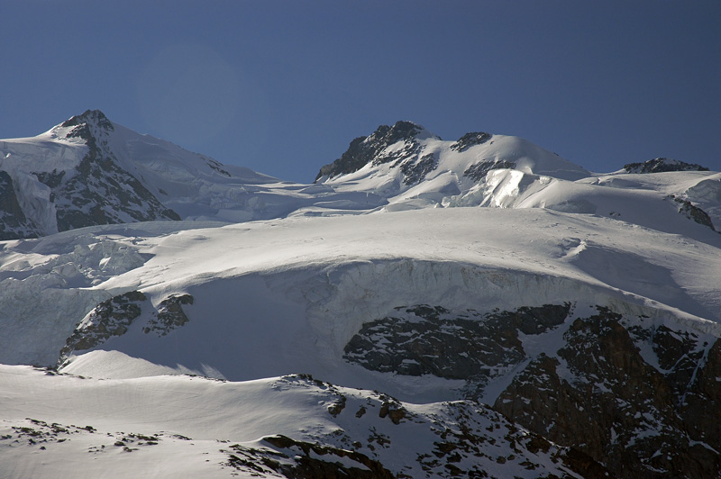 Nordend et Dufourspitze : vues du Gornergletscher. On voit bien l'arête suivie pour monter à la Dufour.