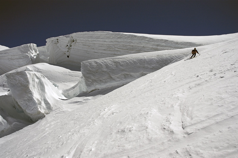 Il faut quand même : rester vigilant. L'enneigement relativement moyen laisse encore quelques trous même sur la trace