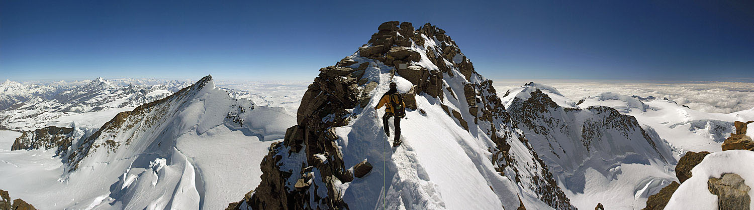 Arête ouest de la Dufourspitze : Depuis la partie intermédiaire de l'arête, vue panoramique : Nordend à gauche, Signalkuppe à droite