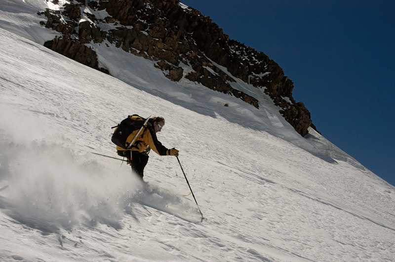Bruno : se fait plaisir sous le col 4359 ; il reste encore de belles portions de poudreuse tassée vierge