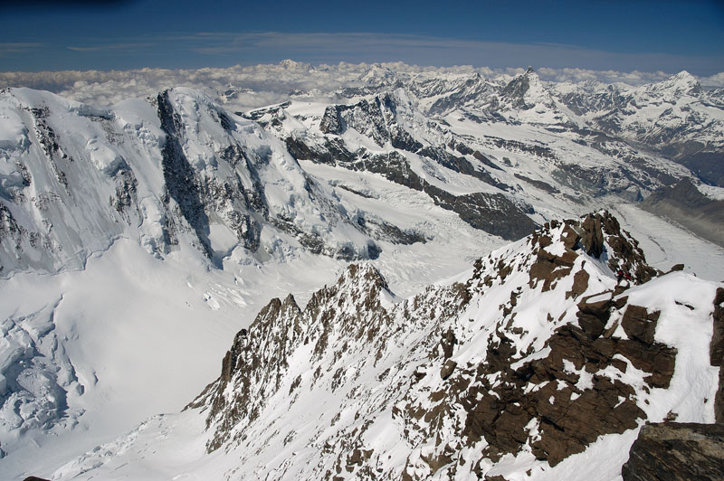 Dufourspitze : Du sommet, vue sur le col 4359 (selle neigeuse au centre de l'image) et l'arête ouest de montée.