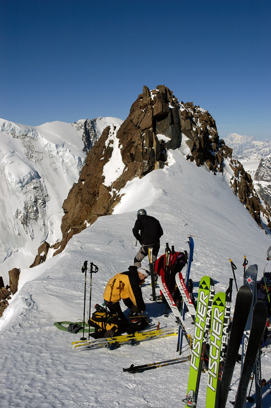 Col 4359 : On laisse les skis pour mettre les crampons