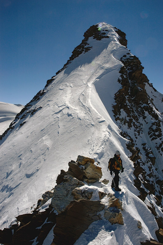 Dufourspitze : Fin de la partie rocheuse intermédiaire. Vue sur la deuxième partie neigeuse, assez raide et bien tracée