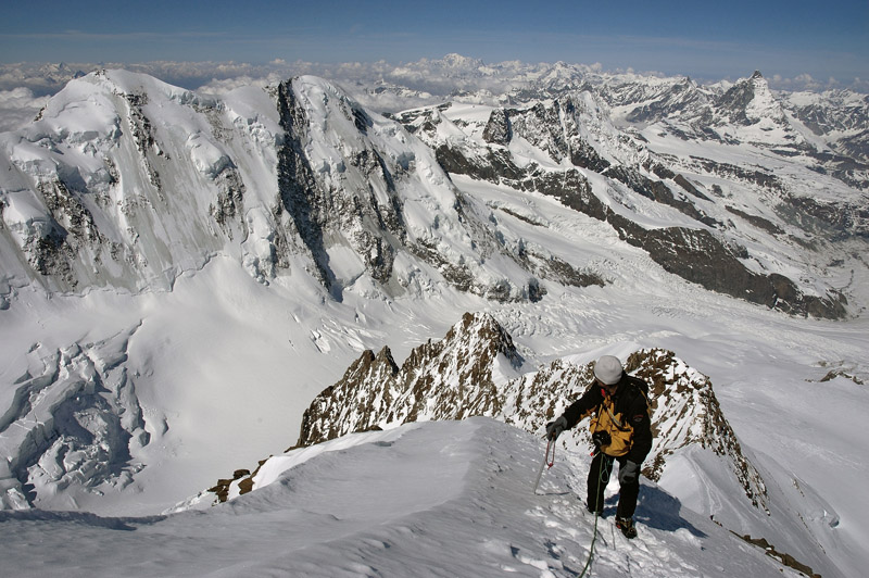 Dufourspitze : Deuxième partie neigeuse. A gauche de la tête de Bruno, on voit le col 4359, point de dépose des skis