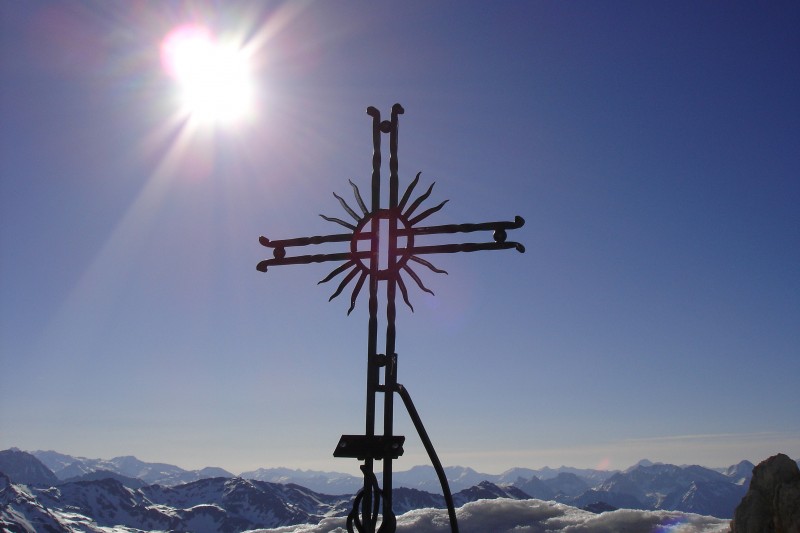 La croix au sommet : La magnifique croix du sommet