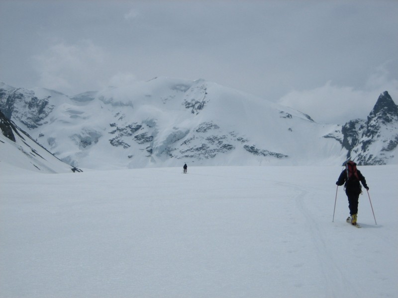 Dent Sud de Bertol : La longue montée au refuge des Bouquetins sur le Haut Glacier d'Arolla devant la face Nord du Mont Brulé