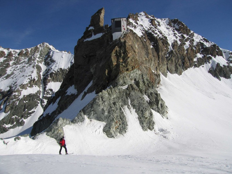 Dent Sud de Bertol : L'arrivée sur le glacier du Mont Miné devant la cabane de Bertol