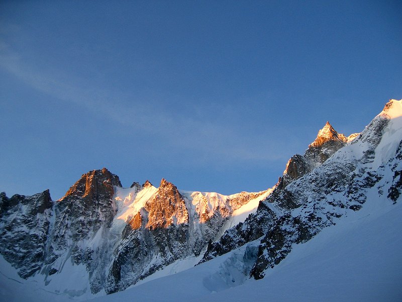 Au bout du glacier : Lever de soleil sur le Triolet et le col des Courtes