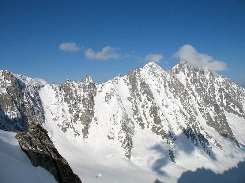 Vue du sommet : Col des Courtes, Col des Cristaux, Aiguille qui remue (en glace), NE des Courtes, les Droites