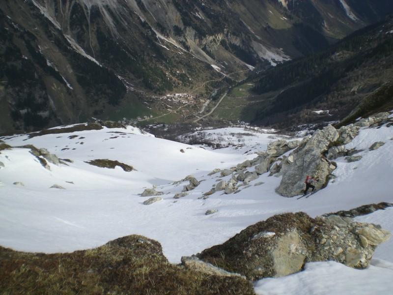 Roc du Blanchon NO : montée par une petite combe raide au N de l'itinéraire normal.En bas Les Prioux