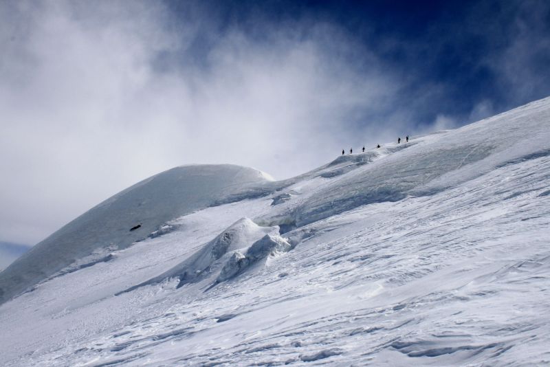Cordée sur la crête : nous on a chaussé les skis
