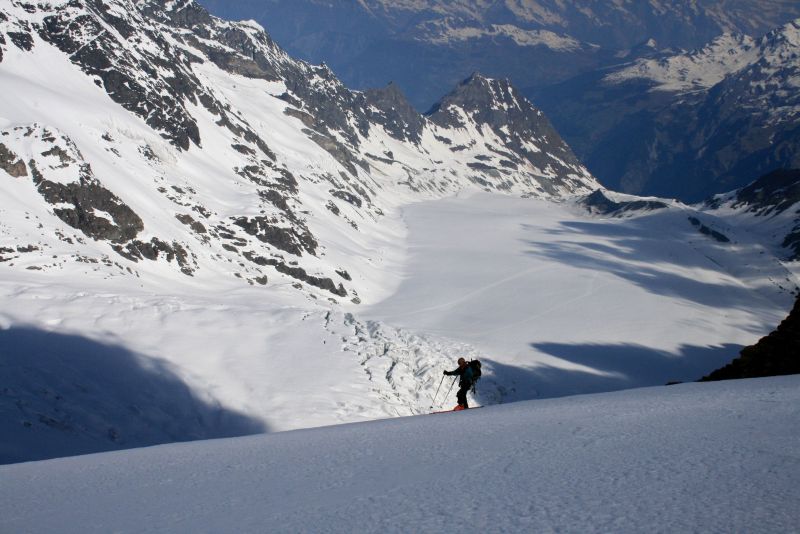 Descente : sur fond de glacier de Corbassière