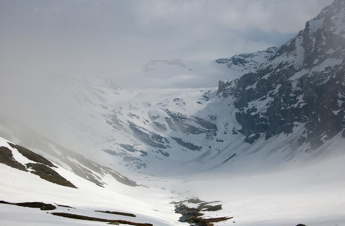 Glacier Gliaretta : En face du Refuge Bezzi, le grand réservoir glaciaire de Gliaretta, très enneigé au terme de cet hiver 2008. Mais jamais dégagé!