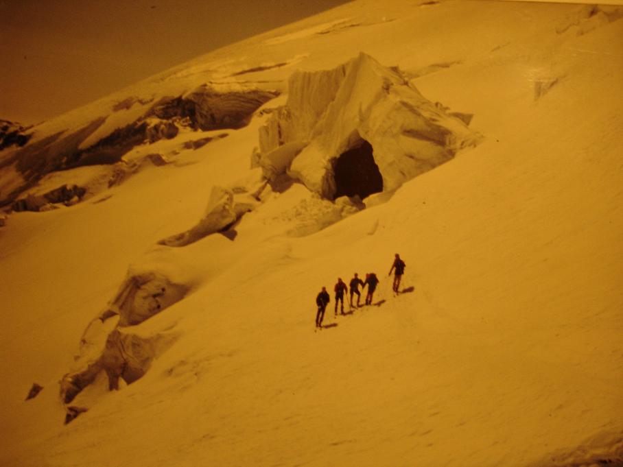 Un peu d'histoire : Toujours sur le glacier des Plates il y a 25 ans. Cette jolie formation n'existe plus. Photo PG BAREL