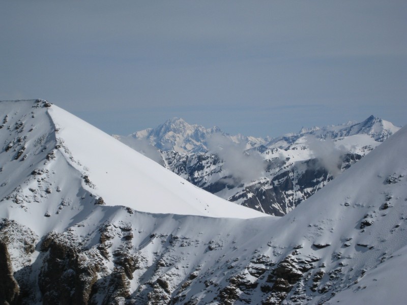 c'est beau au Nord : le Mont-Blanc à travers le Pas du Chapeau.