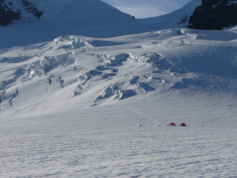 Camp avancé : au pied de la partie fracturée du glacier