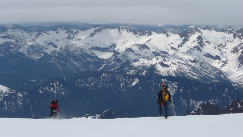Plateau sommital : Lever de rideau sur les Cascades du Nord pour la descente panoramique