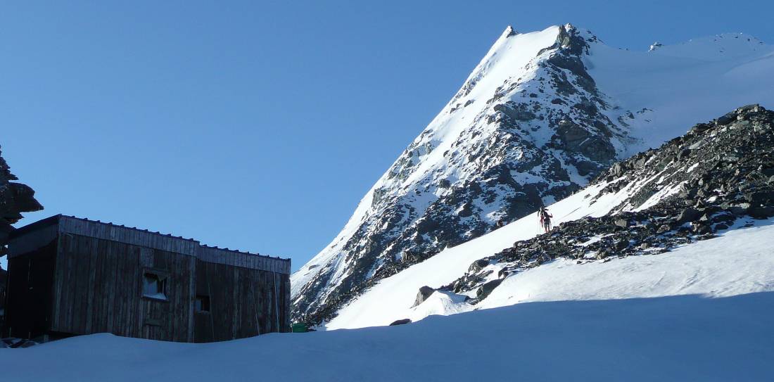 Au Grand Col : vue sur l'objectif du jour: la pente en plein soleil !