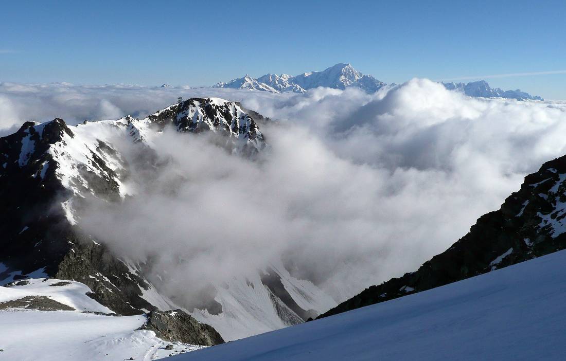 la mer de nuages : encercle l'Aiguille Rouge et le massif du Mt Blanc