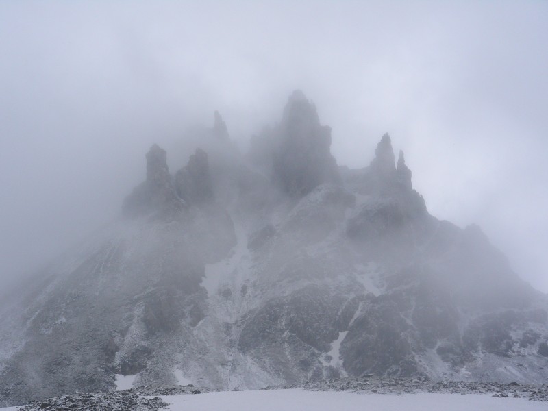 Pointes de Lanserlia : Jeux de lumière avec les nuages, et une petite éclaircie qui arrive derrière; ambiance... particulière!