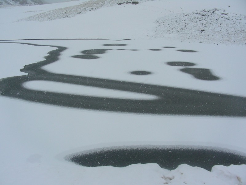 Lac de lanserlia : Un des lacs de Lanserlia, partiellement dégelé, et aussi partiellement regelé !!!
