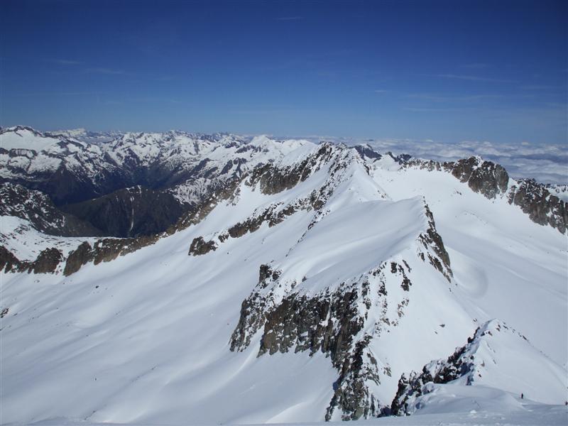 vue du sommet : beaucoup de neige aussi dans les pyrenées pour un 14 juin!