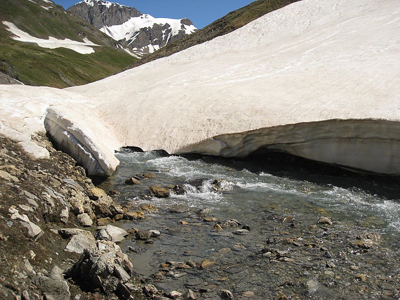 Pont : Le pont de neige qui permet de franchir le torrent