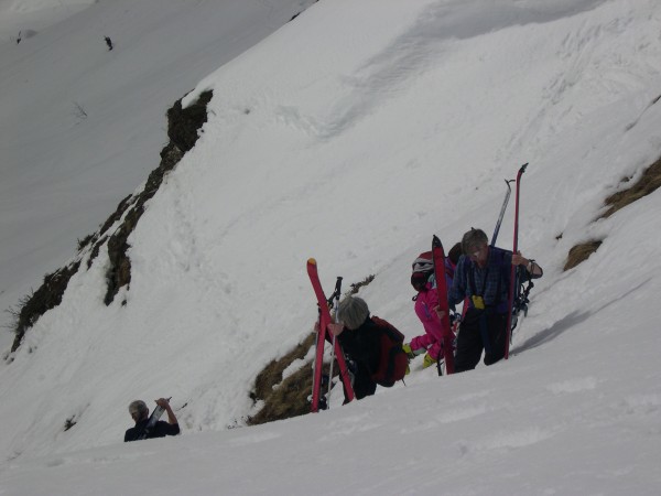 Dernier effort : Un passage plus délicat passé les skis sur l'épaule