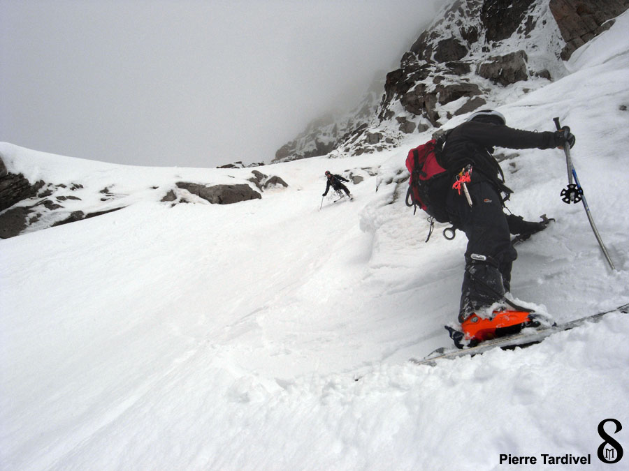 Sylvain : tente le virage sur la neige dure du bas de la rampe : bon grip :-) (photo de Pierre Tardivel, retouchée par Sylvain Meyet).