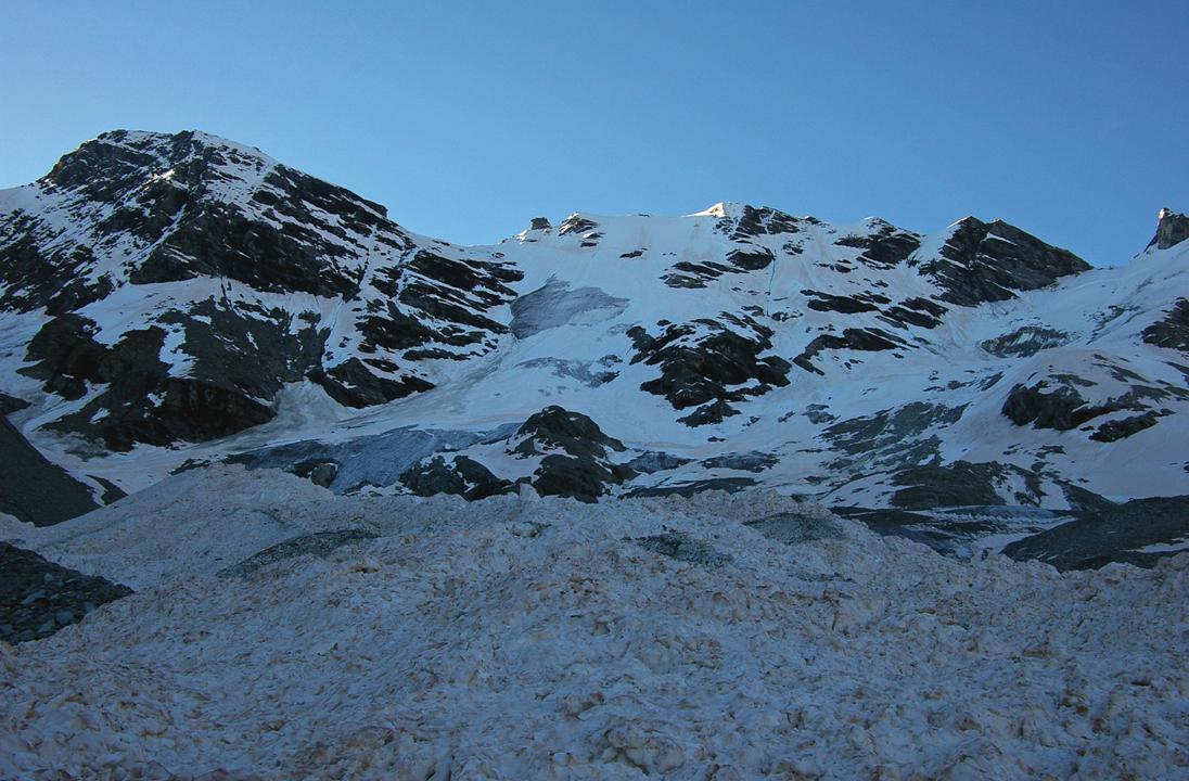 Avalanche : Pour imaginer l'importance de l'avalanche qui remplit le vallon d'Invergnau. Elle part du sommet nord, et descend l'axe de la vallée sur 1 Km...