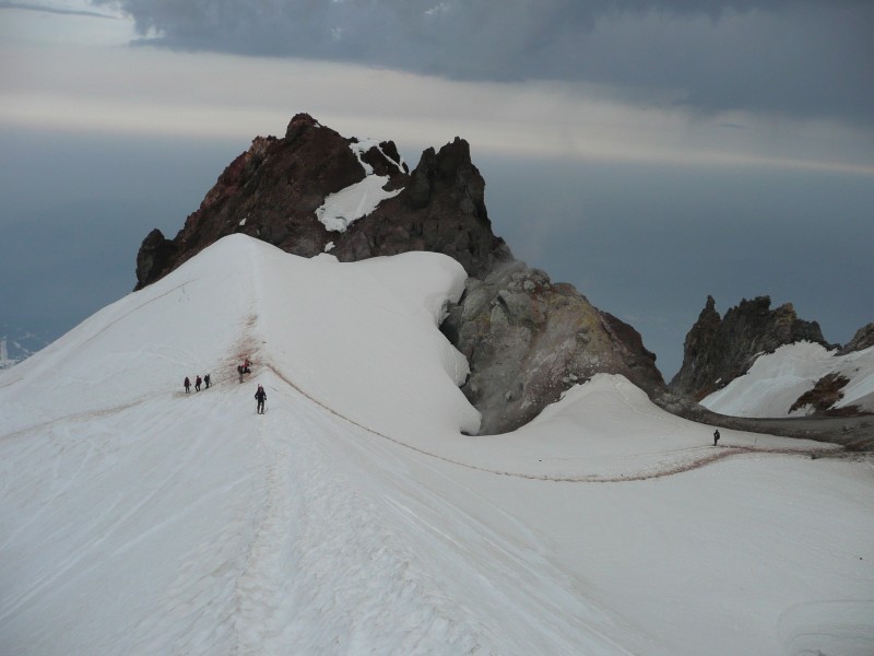 Dans le retroviseur : Le Crater Rock et les fumeroles sulfureuses qui sortent de dessous le glacier, vus depuis l'arête du Hogsback