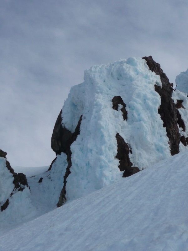 Visions patagoniennes : La glace en choufleur sur les rochers près de l'arête